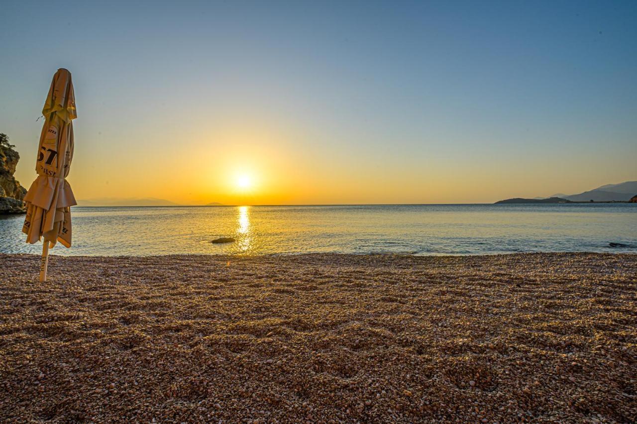 Paralio Astros Beachfront Suites シロピカド エクステリア 写真